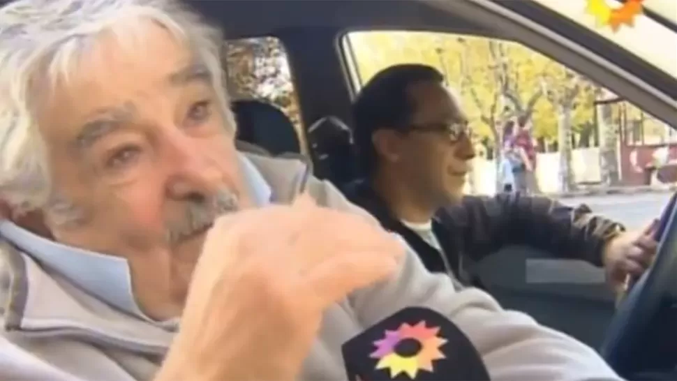 AL PASO. Mujica hizo declaraciones desde el auto, cuando salía de la casa de gobierno. CAPTURA DE VIDEO