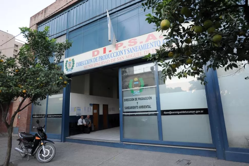 RECIBO TRUCHO. El Banco Tucumán negó que los sellos pertenezcan a la entidad. LA GACETA / FOTO DE ENRIQUE GALíNDEZ
