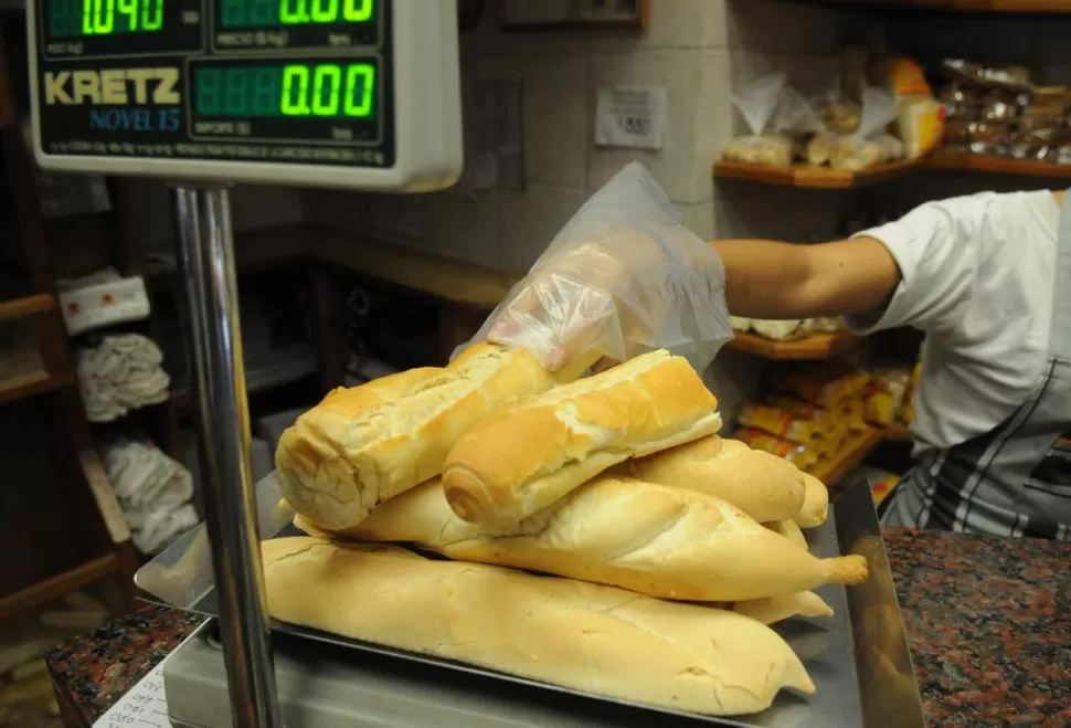NUEVOS VALORES. Hasta ahora, el kilo de pan cuesta $ 14 en las panaderías tucumanas. El próximo sería el segundo aumento en lo que va del año. LA GACETA / FOTO DE ENRIQUE GALíNDEZ (ARCHIVO) 