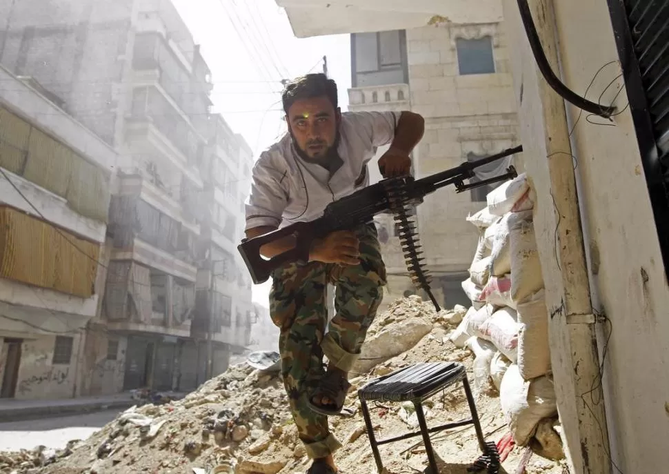 ARMAS EN MANO. Los insurgentes en Alepo (en el norte) reciben fusiles desde Qatar y desde Turquía. REUTERS