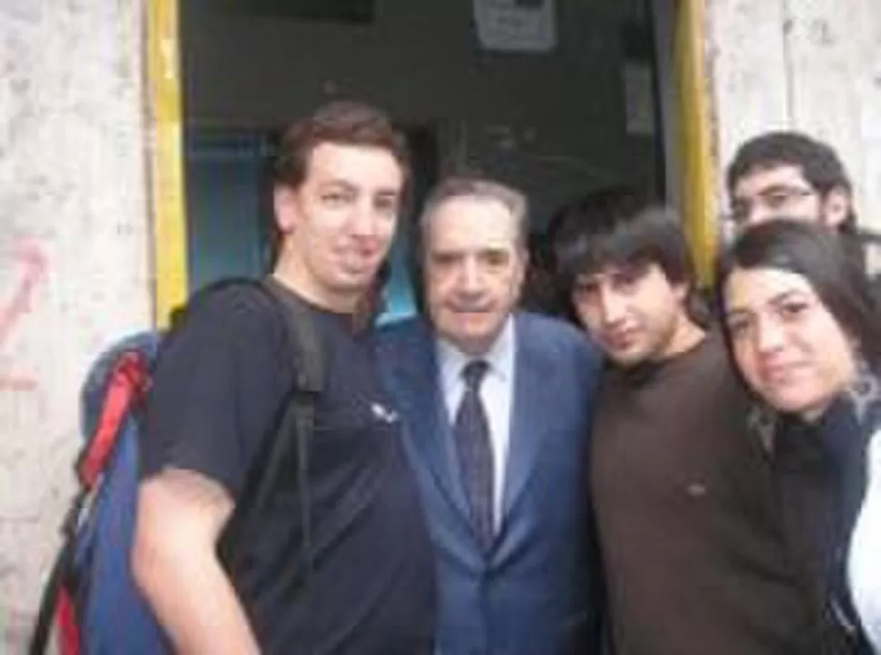 FUTURO VOCAL. Yanotti, en la foto junto al ex presidente Raúl Alfonsín. FACEBOOK / SANTIAGO YANOTTI