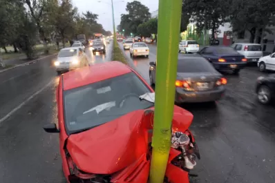 Se desmayó y chocó contra un poste
