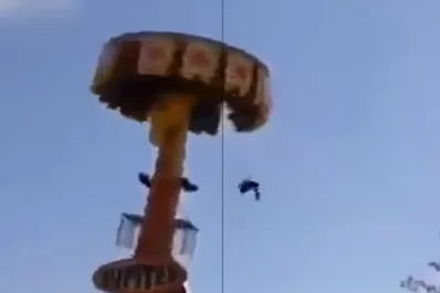 Un hombre voló de un juego en un parque de diversiones, en Uzbekistán