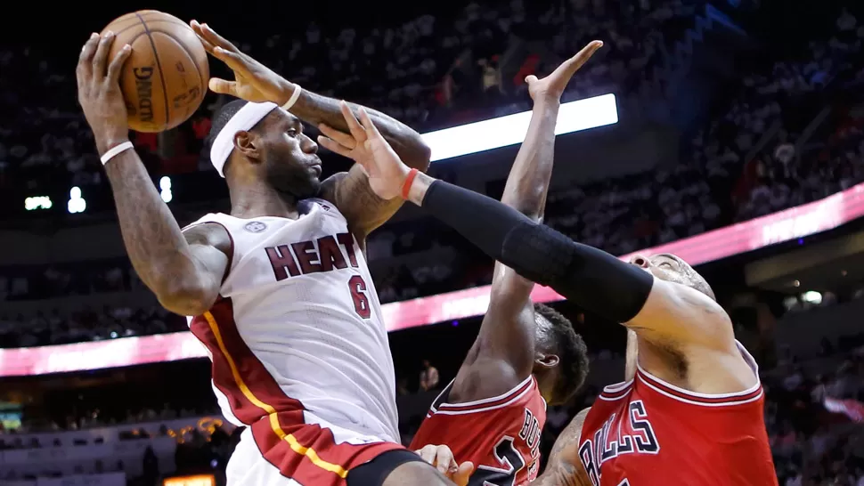QUIERE OTRA CORONA. James y sus Heat buscan repetir el título de la temporada pasada. REUTERS
