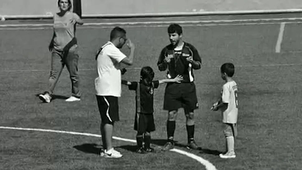 CONMOVEDORA. La imagen del niño separando al árbitro y el entrenador del equipo rival. FOTO DE RUBEN LOPEZ ESTIPUÑAN. 