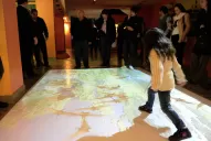 Semana de los museos: en el piso interactivo chicos  y grandes aprenden jugando