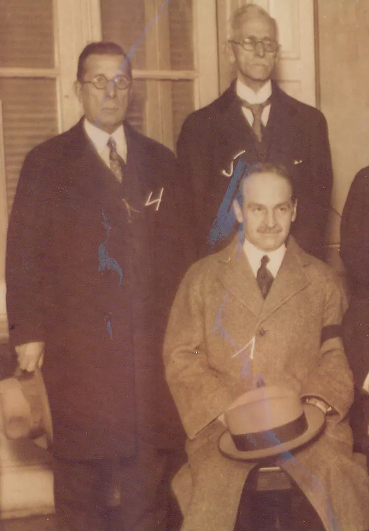 JUAN B. TERÁN. En 1931, cuando presidía el Consejo Nacional de Educación. De pie, los vocales Manuel Bermúdez y Guillermo Correa. LA GACETA / ARCHIVO