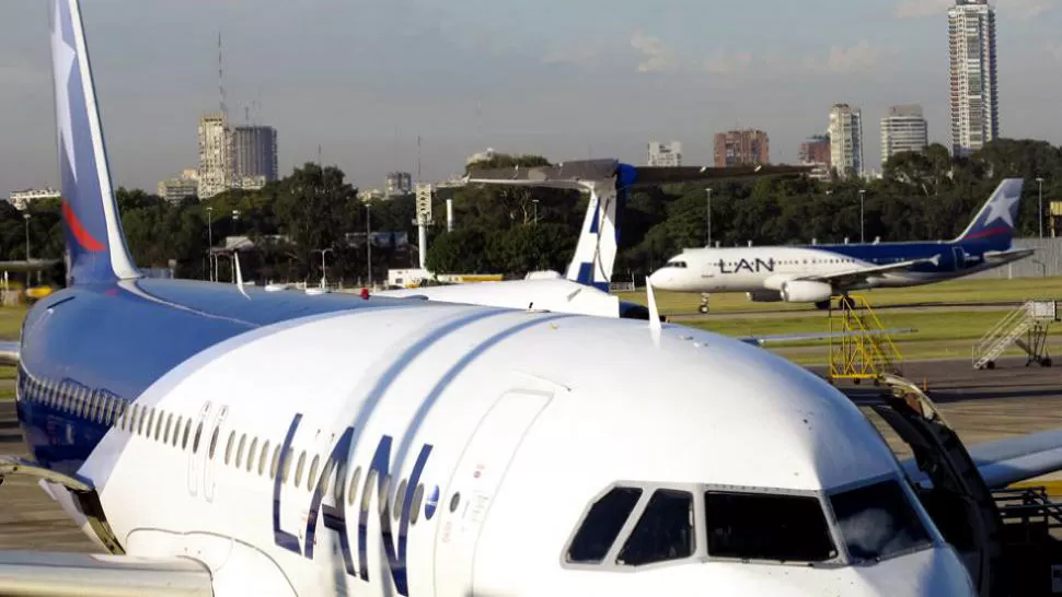 AVIONES PARADOS. Los pasajeros varados serían trasladados en aeronaves de Aerolíneas Argentinas. ARCHIVO LA GACETA / FOTO DE JORGE OLMOS SGROSSO