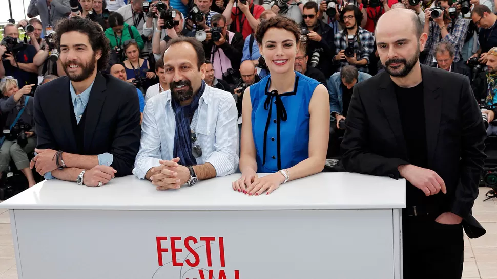 PARA LA FOTO. El director iraní Asghar Farhadi con la franco-argentina Bérénice Bejo (los dos en el centro). REUTERS.