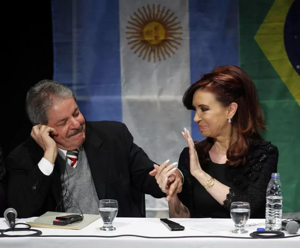 MERCOSUR. Lula y Cristina se estrecharon las manos en señal de que se mantiene firme la vieja amistad. DYN