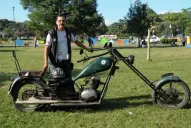 Cascos temáticos y una moto armada con restos de la guerra