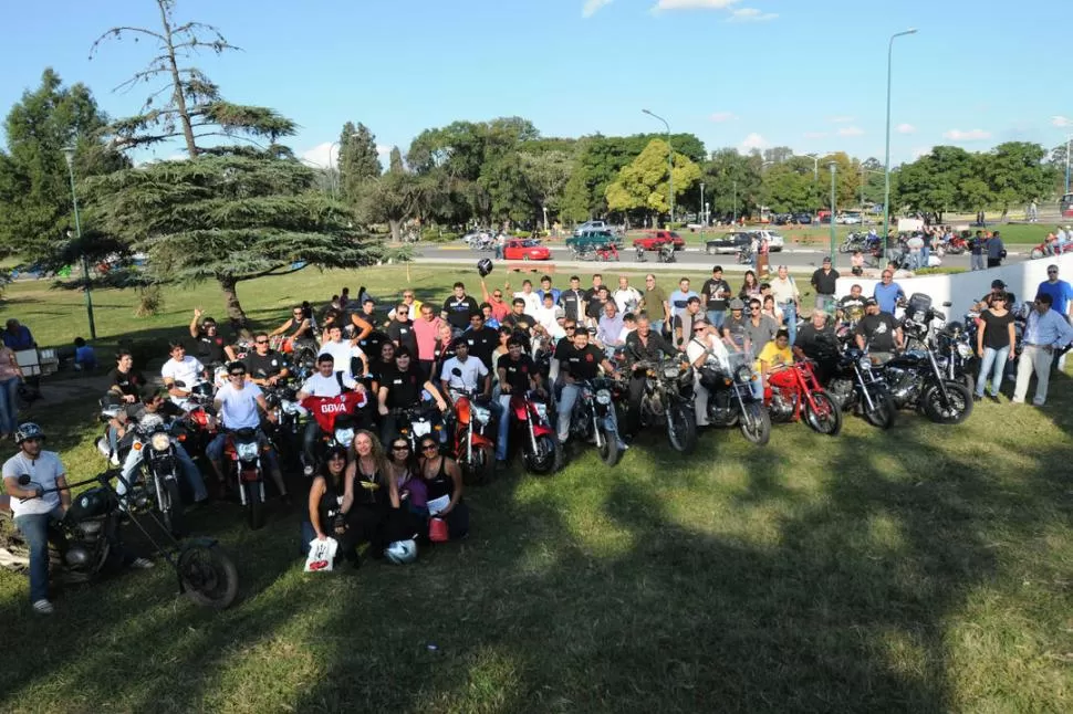 BANDA DE VIAJEROS. Los integrantes de varios motogrupos tucumanos posan en el parque 9 de Julio; los une la pasión por las dos ruedas. LA GACETA / FOTOS DE INéS QUINTEROS ORIO