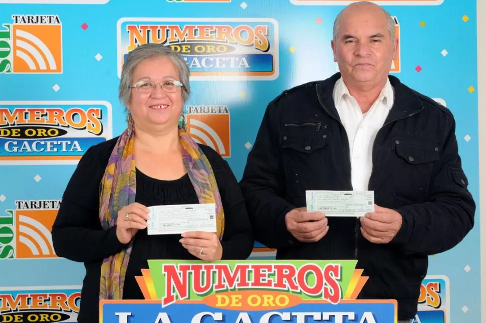 GANADORES. Los lectores Marta y Alberto posan con los cheques del premio. LA GACETA / FOTO DE INéS QUINTEROS ORIO