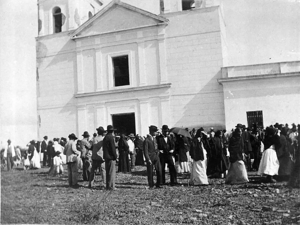 SAN JOSÉ DE LULES. Público frente a la capilla del antiguo convento, en una foto de principios del siglo pasado. LA GACETA / ARCHIVO