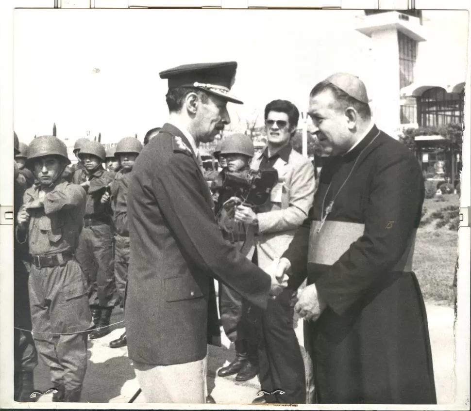 EN EL AEROPUERTO. En 1975 saluda al arzobispo Blas Victorio Conrero. LA GACETA / FOTOS DE ARCHIVO