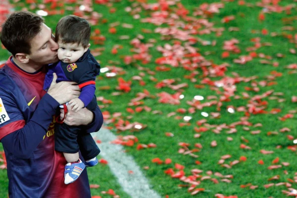 Messi celebró junto a Thiago otro título de Barcelona
