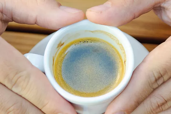 El Café Pendiente, un gesto solidario para quien no puede escaparle al frío