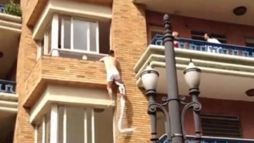 INSÓLITO. La escena del amante colgando del balcón es furor en Youtube y en las redes sociales. FOTO TOMADA DE ELSOLONLINE.COM