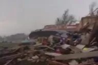 Una familia salió del refugio y filmó las ruinas de su hogar tras el paso del tornado