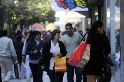 Los comercios quieren abrir el 25 de Mayo, pero el gremio se opone
