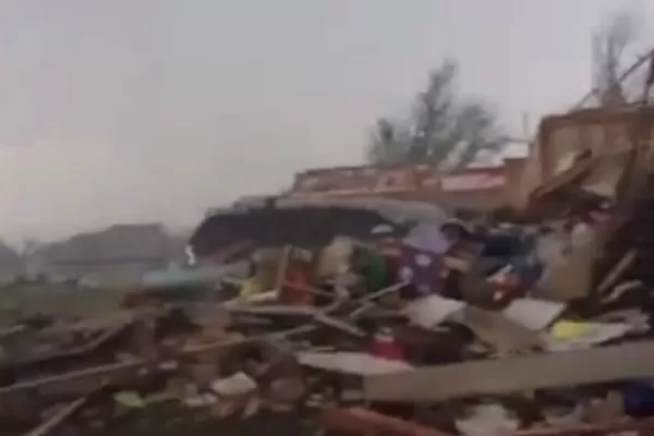 Una familia salió del refugio y filmó las ruinas de su hogar tras el paso del tornado