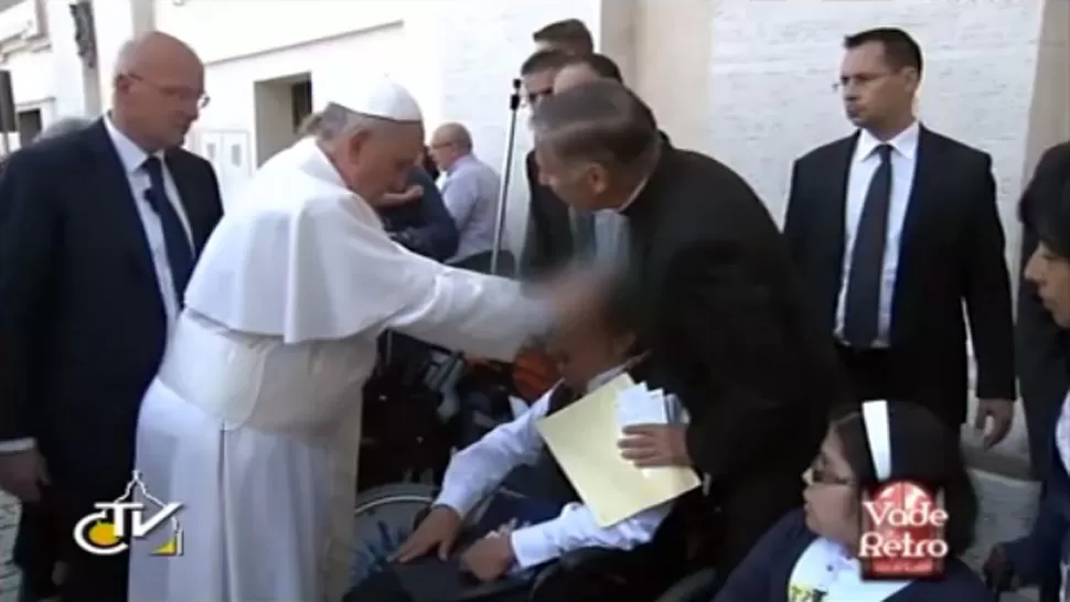 SALUDO. El Papa se acercó a los enfermos el domingo, después de la misa de Pentecostés. CAPTURA DE VIDEO