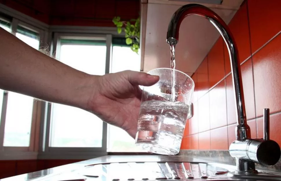 MÁS ONEROSA. En menos de un semestre, el Gobierno subió la tarifa de agua potable un 24% -en diciembre último- y ahora hasta un 15%. SALUD.CIENRADIOS.COM.AR