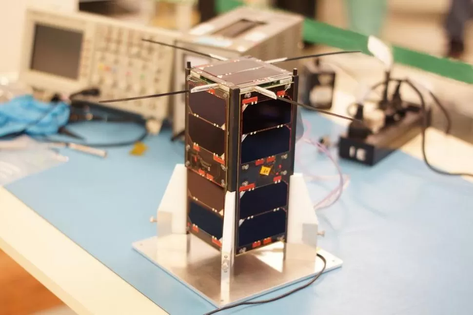 EL CAPITÁN BETO. El CubeBug 1 ya está en órbita y tiene fines científicos y educativos. Envía principalmente datos sobre su propio funcionamiento y toma fotos de estrellas. 