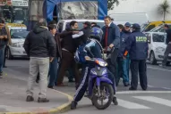Un municipal y un motociclista se agarraron a las trompadas en pleno centro