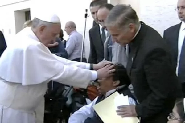 El Papa pide en nombre de Jesús que la persona tenga paz