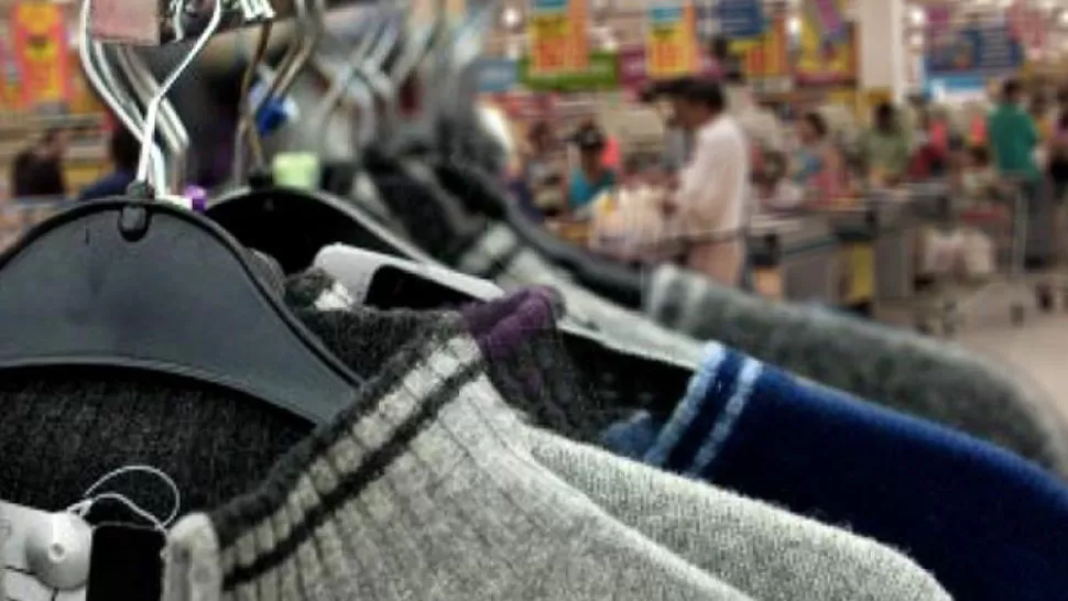 PRODUCCIÓN LOCAL. Un hombre se podrá vestir con un jean, una camisa y un par de zapatos por $ 231,50. FOTO TOMADA DE TELAM.COM.AR