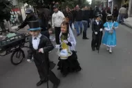 Vestidos de época, regalaron escarapelas en la peatonal