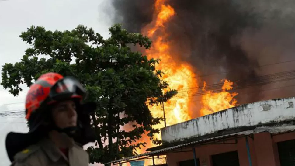 PELIGRO. No habría víctimas en el incendio. FOTO TOMADA DE LANACION.COM