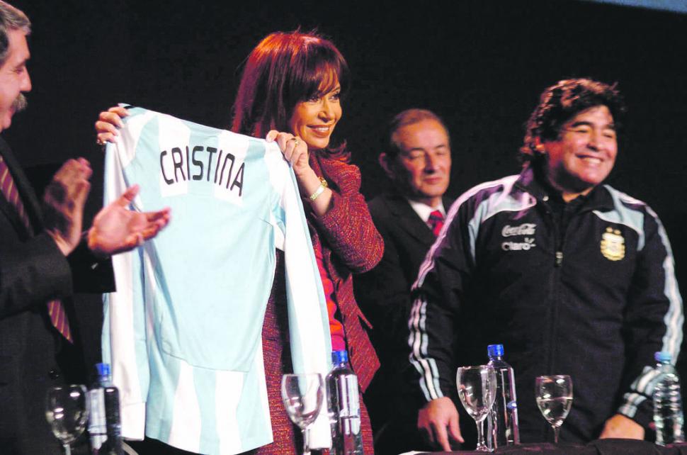 
Para que nadie se quede sin ver fútbol. 
Acompañada por Maradona, la Presidenta firmó un acuerdo con la AFA para imponer Fútbol para Todos.  FOTOS DE TELAM 