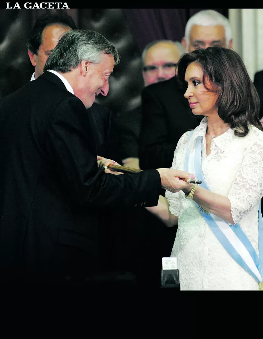 ÉL Y ELLA. Néstor le entrega el poder a Cristina en 2007. Un instante clave. DYN (ARCHIVO)