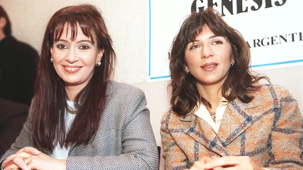 JUNTAS EN TUCUMAN EN LOS 90. Cristina (izquierda) era parlamentaria nacional en 1998, cuando acompañó a la diputada Córdoba en un acto.
