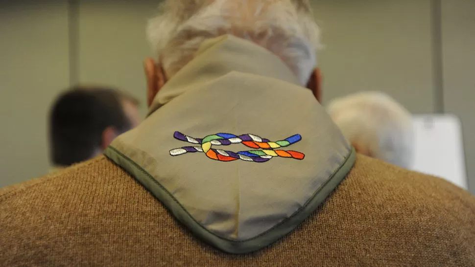 INCLUSIÓN. Dave Rice, fundador del grupo Scouts para Todos, muestra un pañuelo bordado, con el premio Inclusive Scouting. REUTERS