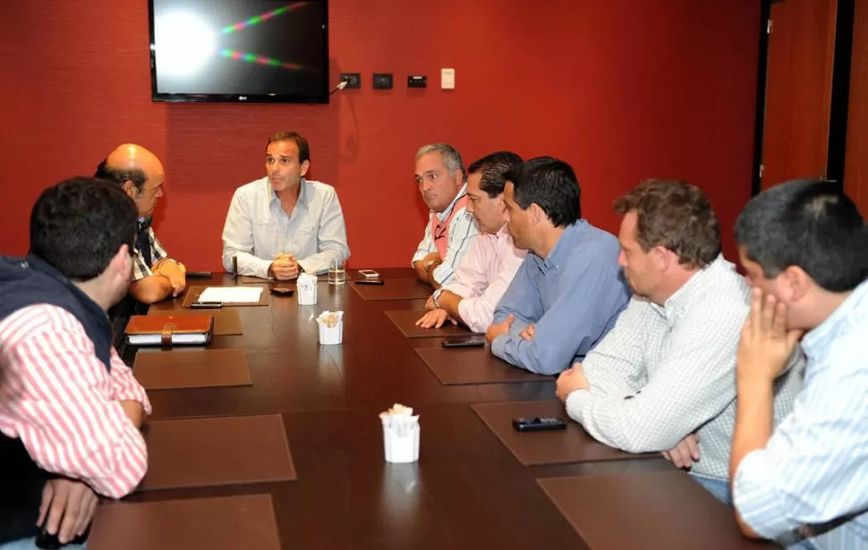 EN PLENA REUNIÓN. El empresario Jorge Garber dialoga con José Hugo Saab y otros integrantes de la lista que se presentará en las elecciones del domingo en La Ciudadela. 