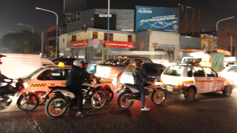 DESORDEN. La interrupción del suministro provocó un caos de tránsito. LA GACETA / FOTO DE ENRIQUE GALINDEZ