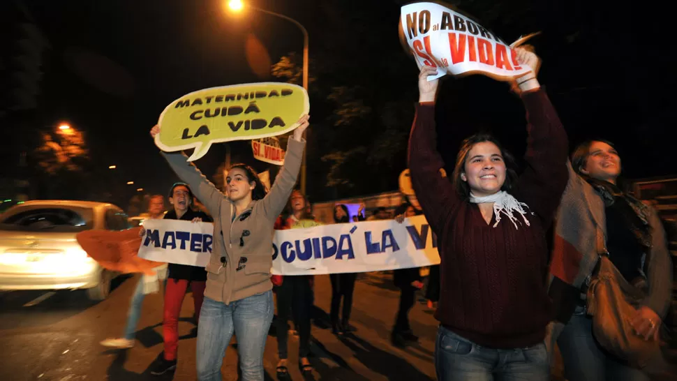 POR LA VIDA. Con pancartas, los jóvenes de la ONG se manifestaron en la avenida Mate de Luna . LA GACETA/ FOTOS DE DIEGO ARÁOZ.