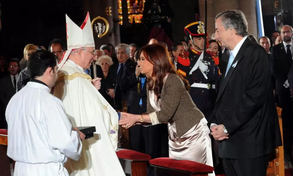 HACE TRES AÑOS, TEDEUM EN LUJÁN. Radrizzani saluda, el 25 de Mayo de 2010, a la Presidenta, quien estuvo acompañada por su esposo Néstor Kirchner. TELAM (ARCHIVO)