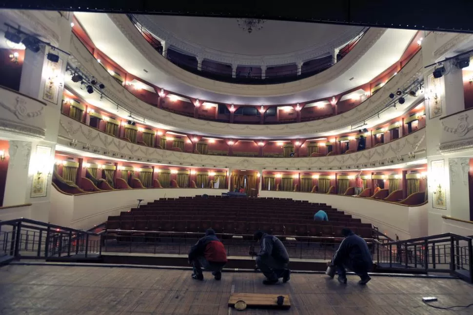    EL ESCENARIO. Con un trabajo conjunto entre personal de Construcciones universitarias y del teatro, se realizó una limpieza del piso del escenario. LA GACETA / FOTOS DE DIEGO ARAOZ