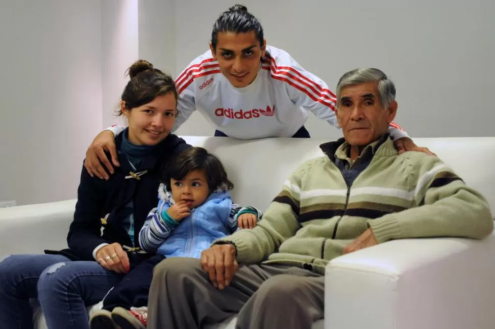 LA FAMILIA. Romero charló con LG Deportiva y posó en la sesión de fotos junto a su esposa, su hijo y su padre. 
