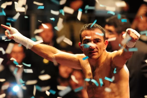 Narváez retuvo por séptima vez el título supermosca