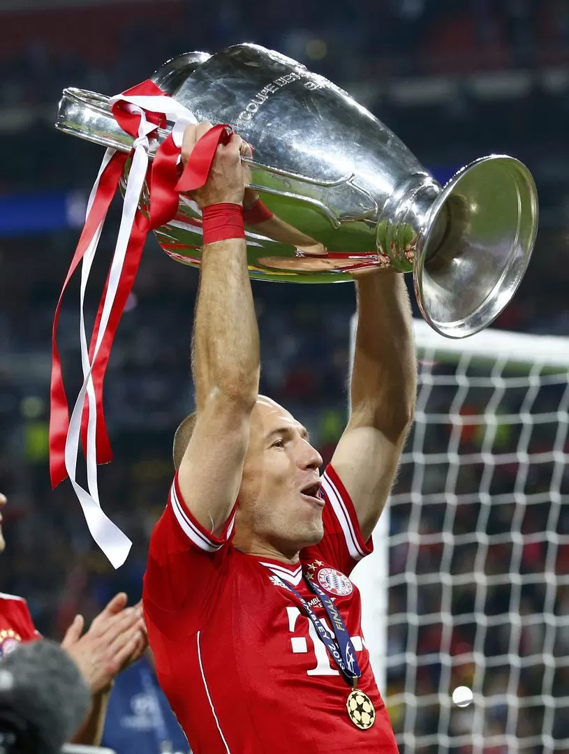 NO LA SUELTA MÁS. Arjen Robben le muestra la copa los seguidores de Bayern. El holandés cumplió un sueño. REUTERS
