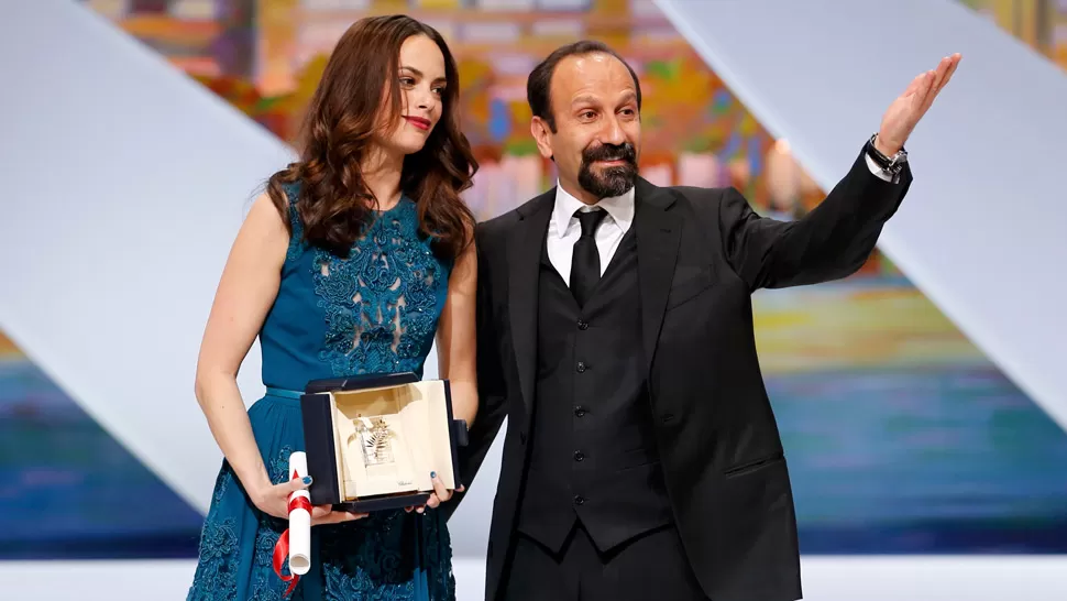 CELEBRACION. Bejo recibió el premio en compañía de director Asghar Farhadi. REUTERS