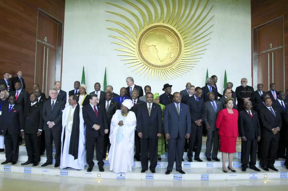  FOTO DE FAMILIA. Invitados posan bajo el símbolo de la Unión Africana. REUTERS