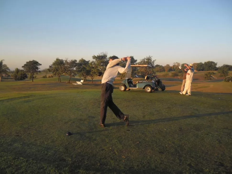 EL GOLPE. Pedro Sisini (h) en acción durante el 8° Aniversario MW Golf. 