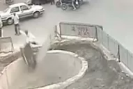 Chocó cuatro veces con su moto y cayó en un pozo