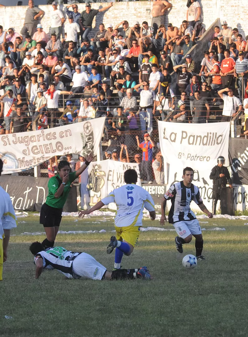 FIRME. Andrea Loto llegó tarde al estadio, pero dirigió y Concepción FC consiguió una merecida victoria sobre Policial. LA GACETA / FOTO DE OSVALDO RIPOLL